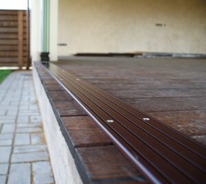 Frameless terrace glazing slider with low threshold