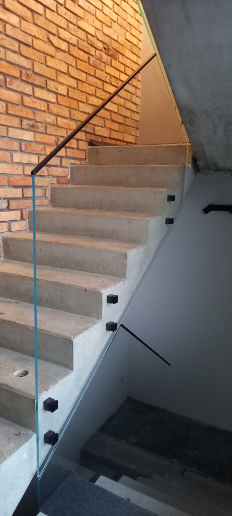 Rahmenloses Treppengeländer mit Punkthaltern