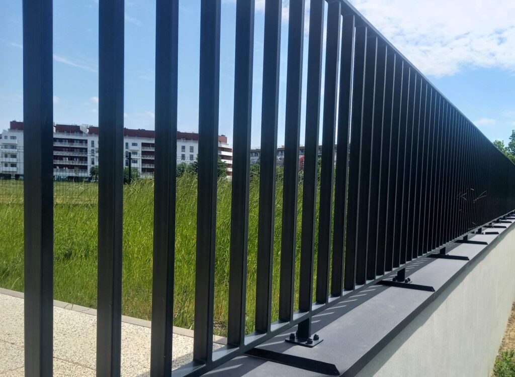 Geschweißtes Stahlgeländer mit Glasfüllung