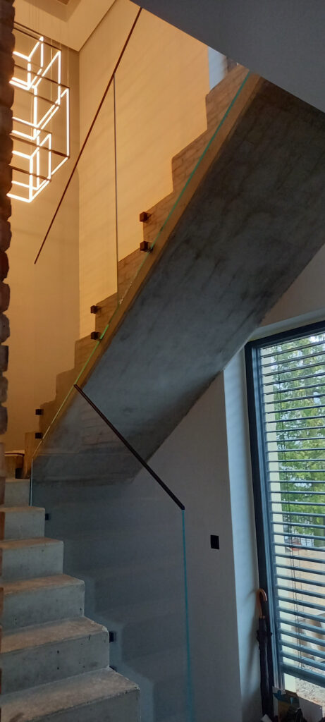 Rahmenloses Glasgeländer an der Treppe