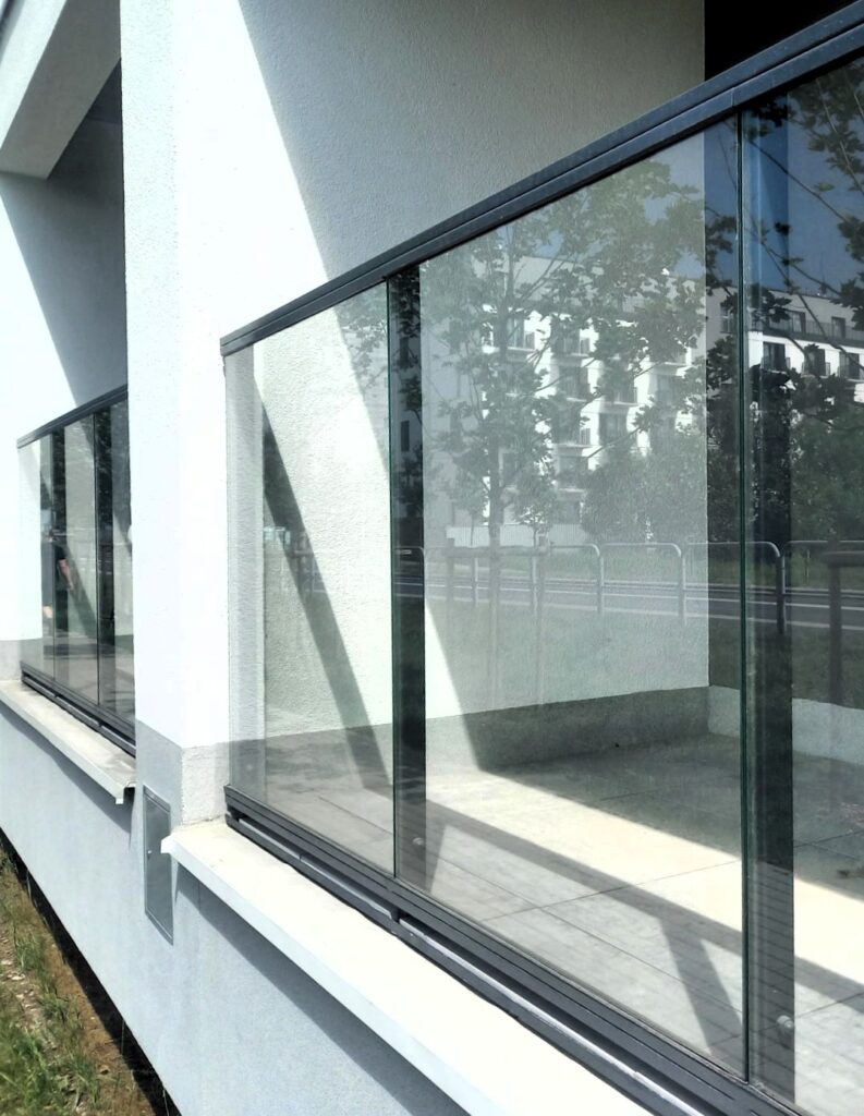 Glasgeländer mit Pfosten