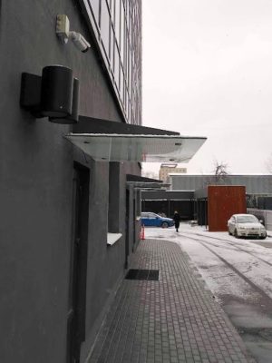 Szklany daszek na konsoli