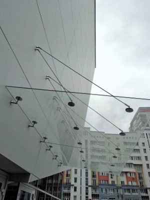 Szklany daszek z podwojnym zawieszeniem