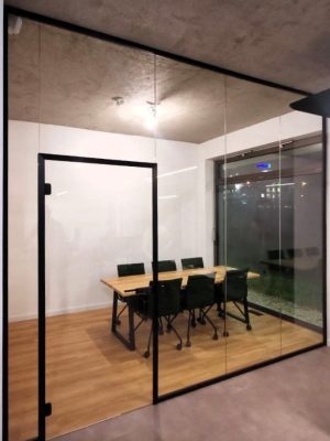 Glass partition with black profile door